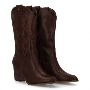 Bota estilo cowboy con caña bordada
