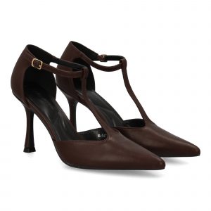 Zapato de salón con tacón alto y punta afilada