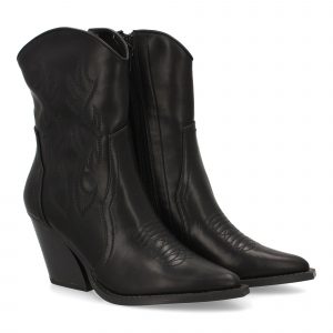 Botín cowboy con grabados en la caña.