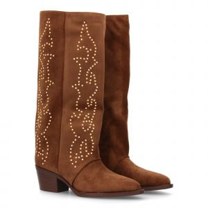 Bota alta con diseño de tachuelas y tacon