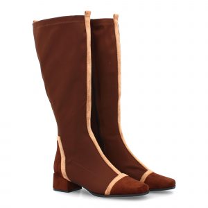 Bota alta con tacón bajo y diseño elegante.