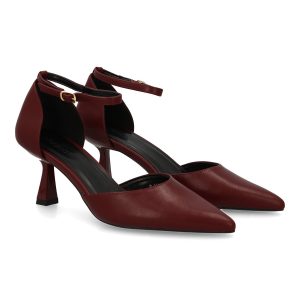 Zapato de salón con cierre de hebilla