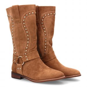 Bota con tachuelas y aro decorativo.